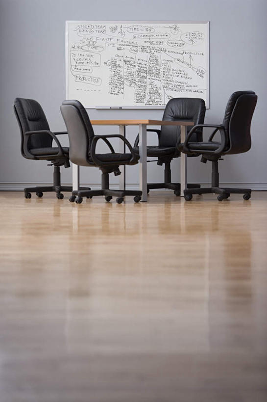 无人,办公室,竖图,室内,白天,正面,地板,家具,桌子,椅子,办公桌,墙,地面,木地板,墙壁,墙面,会议椅,黑板,教学,办公椅,办公家具,商务椅,培训椅,耐磨,教学黑板,彩图