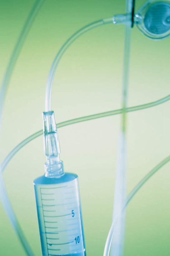 无人,竖图,俯视,室内,特写,白天,安全,静物,绿色背景,阴影,朦胧,模糊,反射,药剂,影子,防护,药品,针管,针筒,治疗,注射,摄影,影棚,保护,药物,医疗,医疗设备,注射器,输液,保险,预防,打点滴,输液瓶,静脉输液,平安,彩图,高角度拍摄,影棚拍摄,拍摄