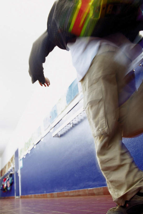 西方人,儿童,一个人,跑,竖图,室外,白天,仰视,锻炼,纯洁,运动,道路,路,欧洲,欧洲人,仅一个男性,仅一个人,服装,朦胧,模糊,包,书包,墙,小路,走道,走廊,过道,交通,休闲装,墙壁,墙面,小孩,衣服,背包,仅一个小孩,休闲,休闲服,可爱,童年,童趣,服饰,迅速,敏捷,童真,烂漫,无邪,疾速,体育,天真,男孩,男人,男性,白种人,孩子,跑步,半身,彩图,低角度拍摄,健身,双肩包,男生