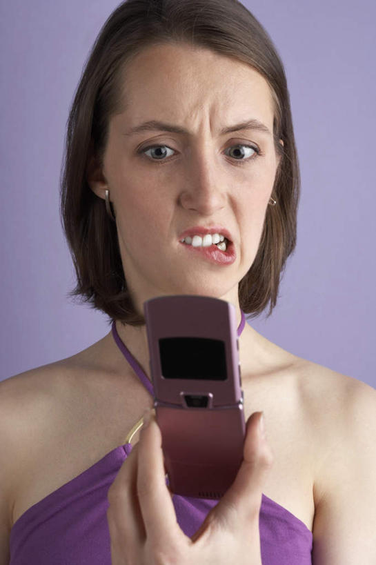 西方人,脸,头,脸颊,头发,一个人,站,打电话,竖图,室内,特写,白天,正面,裙子,电话,手机,欧洲,欧洲人,仅一个年轻女性,仅一个女性,仅一个人,紫色背景,连衣裙,棕色,扭曲,注视,通讯设备,肩膀,紫色,观察,看,站着,鬼脸,摄影,影棚,观看,吊带裙,担忧,察看,忧虑,关注,忧郁,一部,担心,交流,年轻女性,女人,女性,白种人,头部,脸部,脸蛋,面部,沟通,通话,站立,半身,彩图,影棚拍摄,拍摄,短发