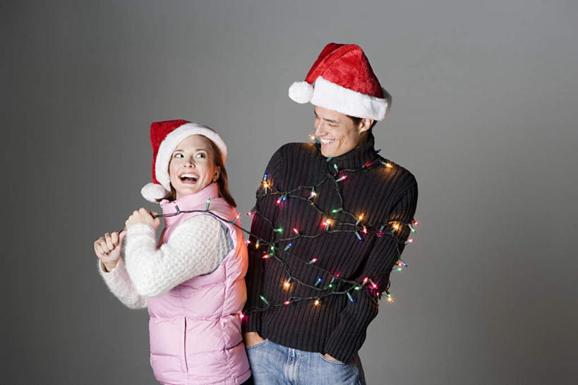 西方人,两个人,站,拉,笑,微笑,露齿笑,横图,室内,白天,正面,毛衣,爱情,帽子,照明,欧洲,圣诞节,欧洲人,两顶,灰色背景,节日,庆祝,彩灯,灯光,浪漫,注视,文化,灯,红色,灯具,观察,看,站着,庆典,温暖,温馨,圣诞帽,恩爱,拖,恋人,摄影,花灯,影棚,观看,纪念,捆绑,照亮,和睦,察看,照明设备,关注,棉帽,绑缚,男人,男性,年轻男性,年轻女性,女人,女性,白种人,情侣,站立,半身,彩图,影棚拍摄,绒衣,套衫,套头毛衣,线衣,拍摄,伴侣,融洽