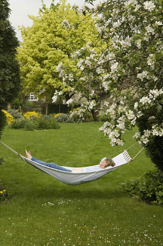 西方人,腿部,脚,脚趾,脚趾甲,腿,一个人,躺,闭眼,竖图,室外,白天,侧面,草地,草坪,植物,床,吊床,欧洲,欧洲人,仅一个年轻女性,仅一个女性,仅一个人,吊挂,悬挂,阴影,服装,光线,影子,挂,休闲装,光脚,草,树,树木,一个,衣服,绿色,天空,自然,天,享受,休息,休闲,赤脚,休闲服,服饰,生长,晴朗,单个,成长,安逸,万里无云,歇息,安适,清闲,苏息,卧着,年轻女性,女人,女性,白种人,脚指甲,晴空,晴空万里,闭眼睛,闭着眼,闭着眼睛,躺着,卧,彩图,全身