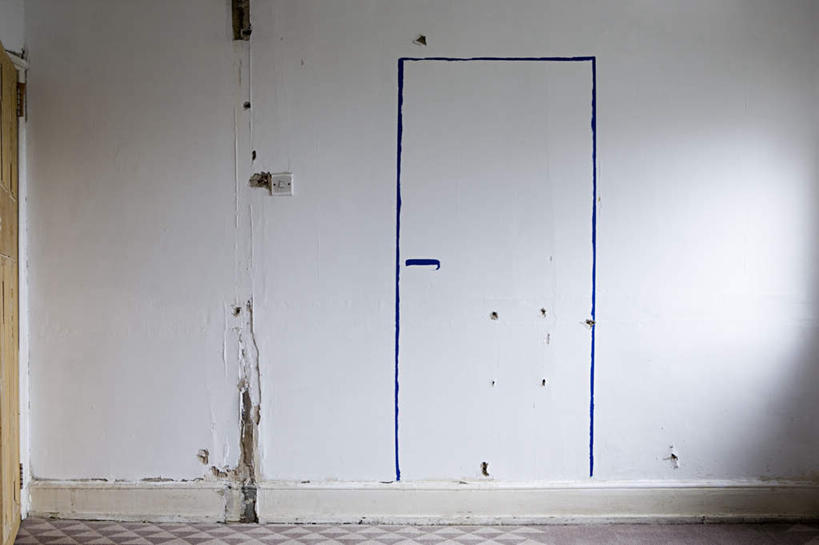 无人,横图,室内,特写,白天,正面,门,建筑,破旧,陈旧,工具,墙,破坏,破损,墙壁,墙面,门框,肮脏,建筑工具,损坏,丢弃,建筑材料,建筑耗材,消耗品,装潢材料,装潢工具,装潢耗材,耗材,抛弃,邋遢,龌龊,污秽,遗弃,摈弃,扔掉,扔弃,甩掉,扬弃,彩图