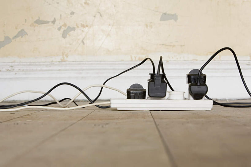 无人,横图,室内,特写,白天,正面,地板,建筑,电力,电器,电线,工具,线,墙,插座,地面,电能,线路,木地板,墙壁,墙面,建筑工具,电,电源,电源线,家用电器,能量,插线板,建筑材料,建筑耗材,拖线板,消耗品,装潢材料,装潢工具,装潢耗材,耗材,电源转换器,排插,彩图