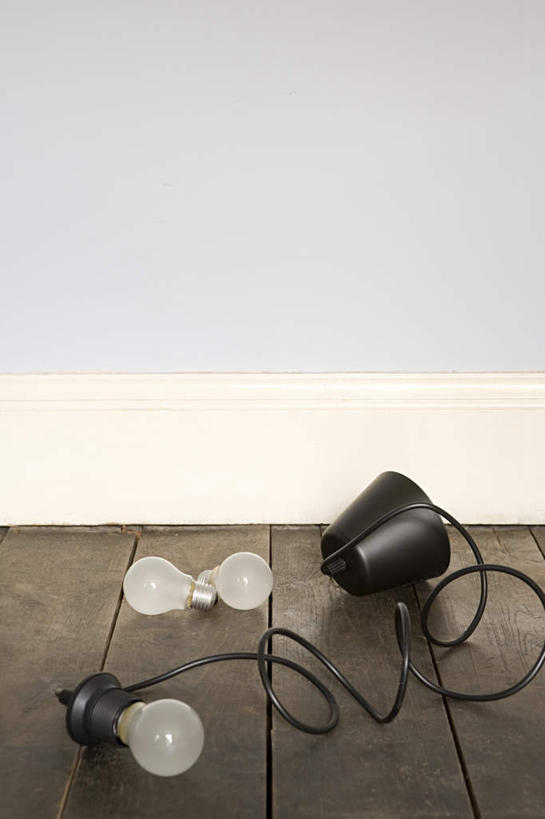 无人,竖图,室内,特写,白天,正面,地板,建筑,照明,电力,灯泡,电线,工具,线,墙,地面,电能,线路,木地板,墙壁,墙面,灯,灯具,白炽灯,建筑工具,电,电源,电源线,照亮,能量,建筑材料,建筑耗材,消耗品,装潢材料,装潢工具,装潢耗材,耗材,照明工具,白炽灯泡,彩图