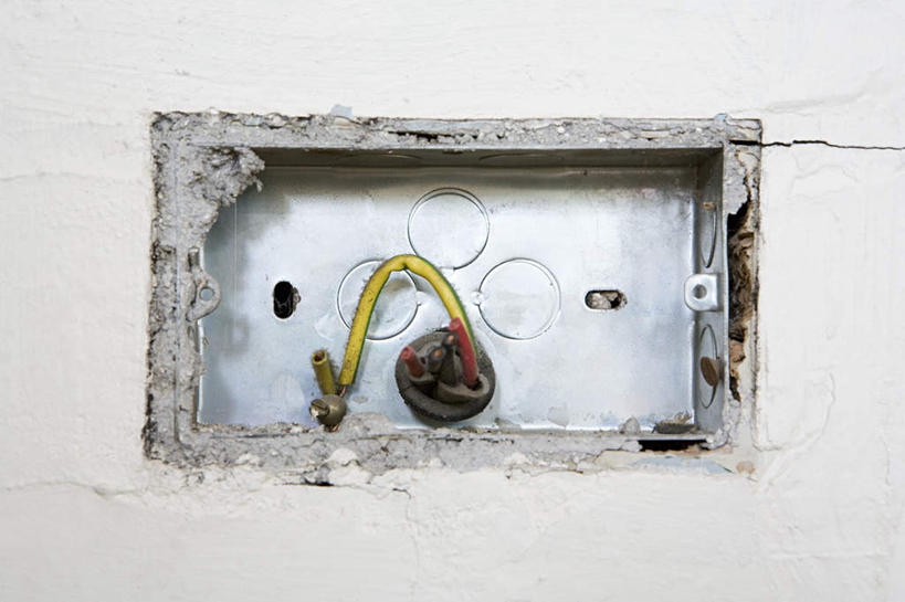 无人,横图,室内,特写,白天,正面,建筑,静物,电力,电器,电线,工具,线,墙,插座,电能,线路,破坏,破损,墙壁,墙面,建筑工具,电,电源,电源线,损坏,家用电器,能量,插线板,建筑材料,建筑耗材,拖线板,消耗品,装潢材料,装潢工具,装潢耗材,耗材,电源转换器,排插,彩图