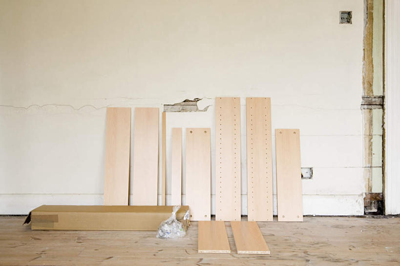 无人,横图,室内,白天,正面,地板,建筑,一排,整齐,包装,工具,纸箱,墙,地面,木地板,墙壁,墙面,排列,一个,容器,箱子,单个,建筑工具,队列,纸板箱,建筑材料,建筑耗材,消耗品,装潢材料,装潢工具,装潢耗材,耗材,包装箱,彩图