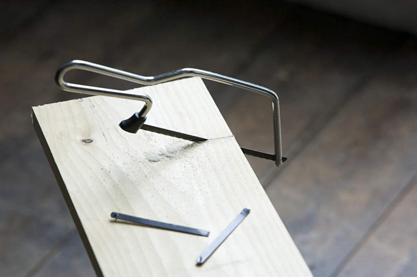 无人,横图,俯视,室内,特写,白天,地板,建筑,静物,笔,工具,木板,办公用品,地面,尘埃,木地板,文具,学习用品,建筑工具,锯子,文具用品,灰尘,尘土,切割,锯,建筑材料,建筑耗材,消耗品,装潢材料,装潢工具,装潢耗材,耗材,彩图,高角度拍摄,割