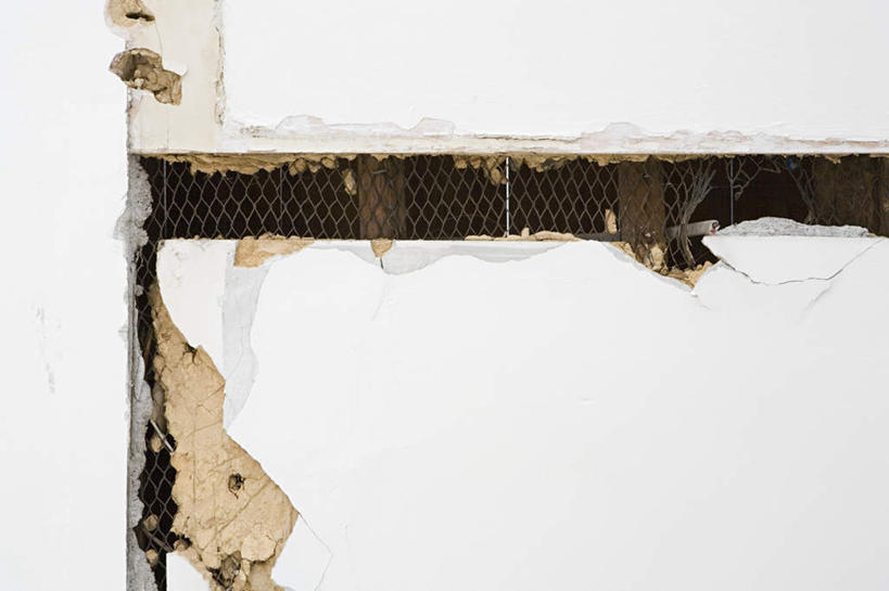 无人,横图,室内,特写,白天,正面,建筑,静物,工具,墙,铁丝网,破坏,破损,墙壁,墙面,建筑工具,损坏,丢弃,建筑材料,建筑耗材,消耗品,装潢材料,装潢工具,装潢耗材,耗材,抛弃,遗弃,铁蒺藜,摈弃,扔掉,扔弃,甩掉,扬弃,彩图