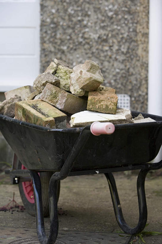 无人,竖图,室内,特写,白天,正面,石头,建筑,一堆,堆叠,堆积,工具,石子,墙,破坏,破损,墙壁,墙面,车,手推车,交通工具,独轮车,堆,建筑工具,损坏,载具,建筑材料,建筑耗材,消耗品,装潢材料,装潢工具,装潢耗材,耗材,石块,彩图