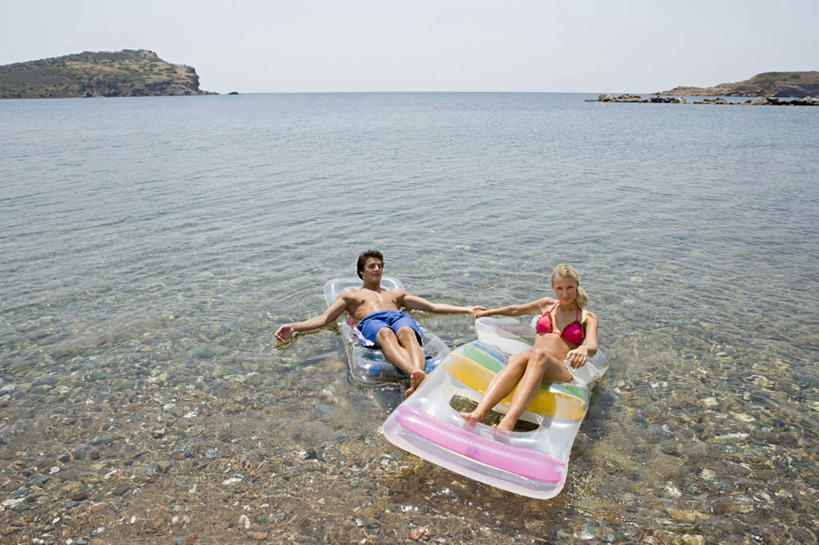 西方人,两个人,躺,握手,横图,俯视,室外,白天,泳装,比基尼,爱情,海浪,海洋,石头,欧洲,欧洲人,石子,浪花,水平线,辽阔,海平线,浪漫,注视,蓝色,蓝天,天空,海水,天,观察,看,广阔,温暖,温馨,鹅卵石,恩爱,恋人,晴朗,观看,一望无际,和睦,察看,关注,充气垫,按摩石,海景,万里无云,无边无际,一马平川,卧着,男人,男性,年轻男性,年轻女性,女人,女性,白种人,情侣,大海,风浪,海,海水的波动,近岸浪,石块,涌浪,晴空,晴空万里,搀手,拉手,手搀手,手拉手,手牵手,手握手,躺着,卧,彩图,高角度拍摄,全身,三点式,泳衣,伴侣,融洽,水天相接,水天一线