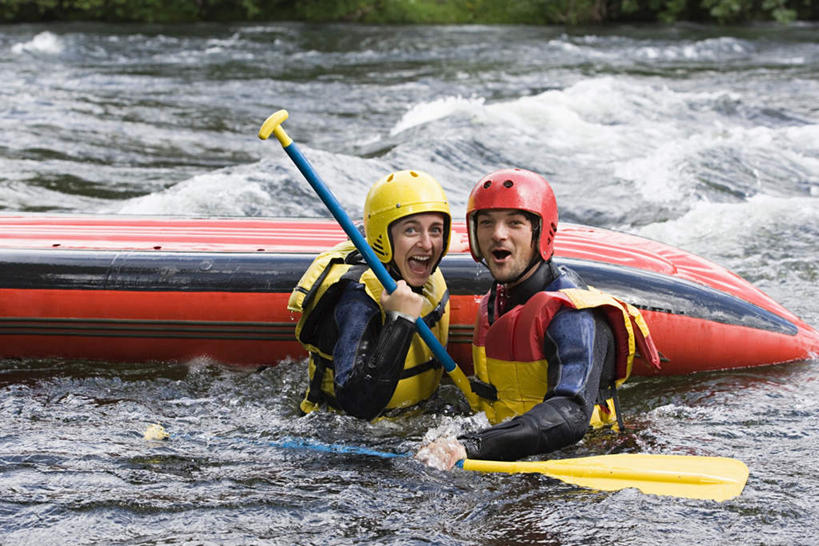 皮划艇,西方人,两个人,站,横图,室外,白天,正面,运动服,爱情,河流,水,急流,船,帽子,欧洲,欧洲人,两顶,一艘,握,阴影,服装,惊讶,光线,船桨,头盔,影子,河水,水流,浪漫,注视,两个,衣服,阳光,安全帽,交通工具,观察,看,站着,张嘴,温暖,温馨,激流,恩爱,握着,恋人,服饰,观看,惊奇,和睦,察看,衣着,穿着,关注,载具,张大嘴巴,洪流,衣饰,男人,男性,年轻男性,年轻女性,女人,女性,白种人,情侣,张开嘴,站立,半身,彩图,伴侣,融洽,运动装