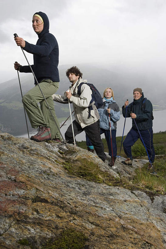 西方人,四个人,伙伴,朋友,站,攀登,竖图,室外,白天,正面,运动服,锻炼,旅游,度假,探险,友谊,运动,攀岩,山,山脉,欧洲,欧洲人,握,服装,包,工具,器材,山峰,乌云,云,阴天,云朵,山峦,云彩,旅行包,注视,娱乐,极限运动,衣服,天空,背包,群山,天,观察,看,站着,享受,休闲,器械,爬,放松,握着,服饰,拐杖,观看,察看,昏暗,衣着,阴沉,穿着,关注,室外运动,户外运动,登山杖,辅助设备,旅游包,衣饰,登山棍,冒险,体育,友情,男人,男性,年轻男性,女人,女性,中年男性,中年女性,白种人,登山,爬山,攀爬,站立,彩图,全身,健身,双肩包,运动装