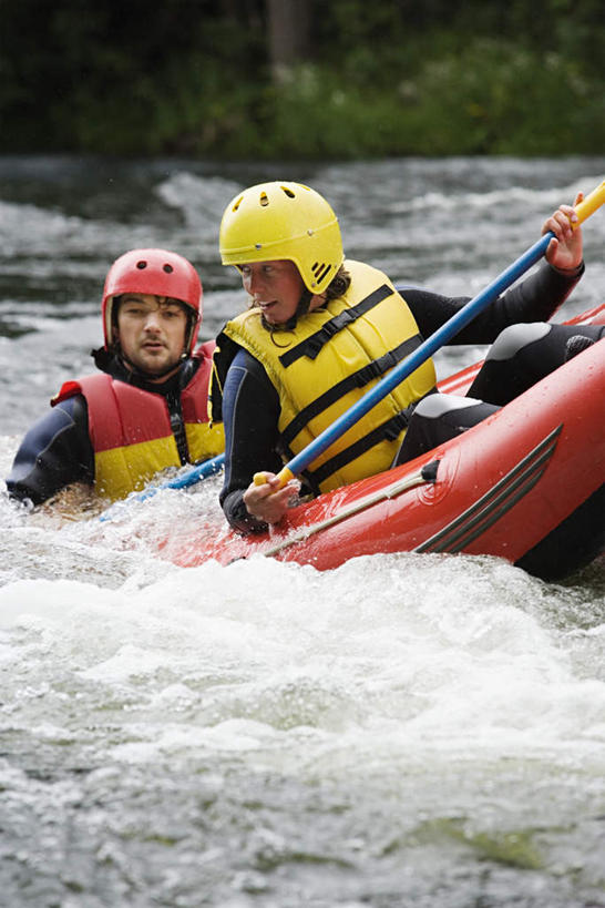 划船,皮划艇,西方人,两个人,站,竖图,室外,白天,正面,运动服,爱情,河流,水,植物,急流,船,帽子,欧洲,欧洲人,两顶,一艘,握,阴影,服装,光线,船桨,头盔,影子,河水,水流,浪漫,注视,树,树木,两个,衣服,绿色,阳光,自然,安全帽,交通工具,观察,看,站着,温暖,温馨,激流,恩爱,握着,恋人,服饰,生长,成长,观看,和睦,察看,衣着,穿着,关注,载具,洪流,衣饰,荡舟,男人,男性,年轻男性,年轻女性,女人,女性,白种人,情侣,站立,半身,彩图,伴侣,融洽,运动装