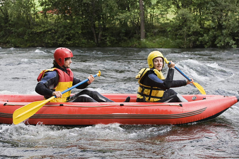 划船,皮划艇,西方人,两个人,站,横图,室外,白天,侧面,运动服,爱情,河流,水,植物,急流,船,帽子,欧洲,欧洲人,两顶,一艘,握,阴影,服装,光线,船桨,头盔,影子,河水,水流,浪漫,注视,树,树木,两个,衣服,绿色,阳光,自然,安全帽,交通工具,观察,看,站着,温暖,温馨,激流,恩爱,握着,恋人,服饰,生长,成长,观看,和睦,察看,衣着,穿着,关注,载具,洪流,衣饰,荡舟,男人,男性,年轻男性,年轻女性,女人,女性,白种人,情侣,站立,彩图,全身,伴侣,融洽,运动装
