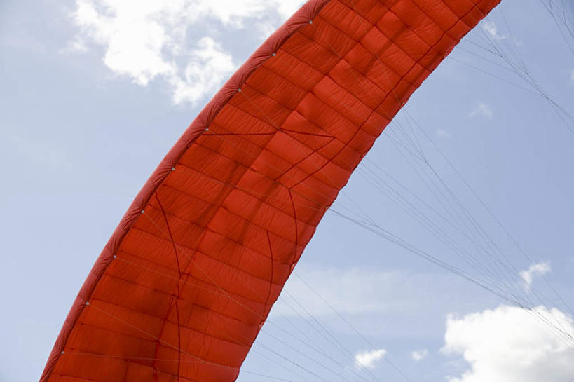 无人,横图,室外,白天,仰视,降落伞,阴影,光线,影子,云,云朵,着陆,云彩,一个,红色,蓝色,白云,蓝天,天空,阳光,天,晴朗,单个,登陆,载具,下降,降落,航空工具,减速器,晴空,彩图,低角度拍摄