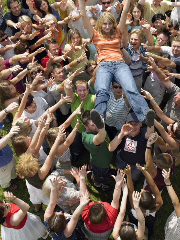 西方人,站,投,举,竖图,俯视,室外,白天,欧洲,欧洲人,服装,欢呼,许多人,注视,休闲装,衣服,观察,看,托,站着,一群人,休闲,休闲服,服饰,观看,察看,喝彩,关注,男人,男性,年轻男性,年轻女性,女人,女性,白种人,举起,举手,举着,抛,扔,撒,向上举,向上伸,向上托,站立,掷,半身,彩图,高角度拍摄