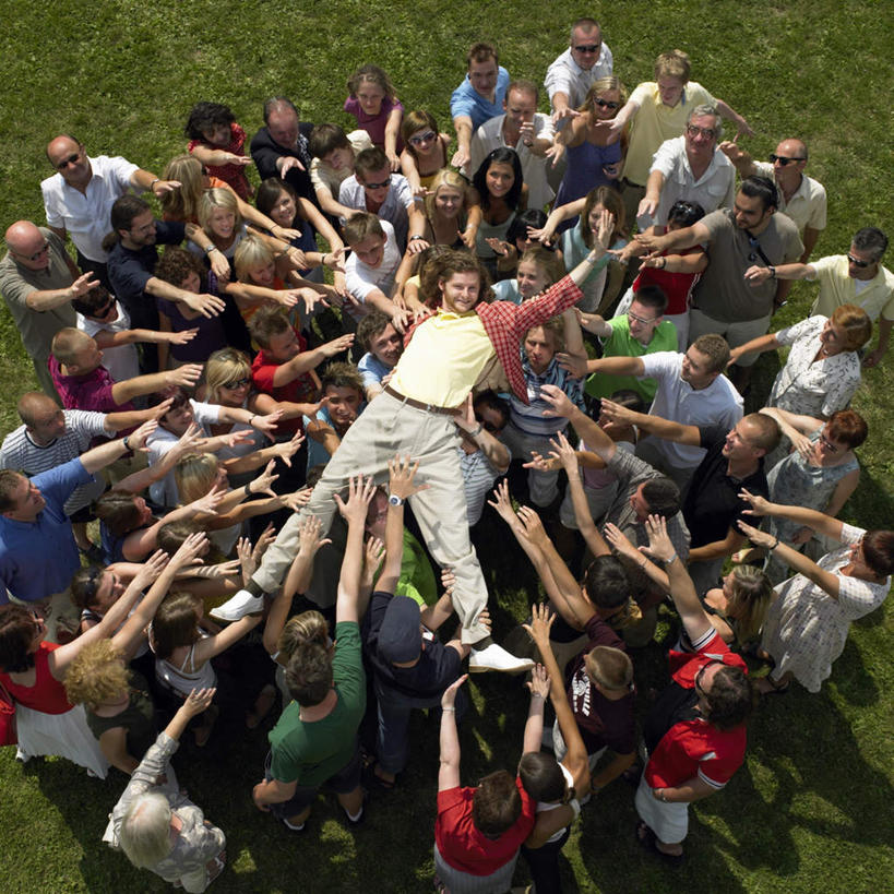 西方人,伙伴,朋友,站,投,举,伸展双臂,方图,俯视,室外,白天,友谊,草地,草坪,植物,欧洲,欧洲人,服装,欢呼,许多人,注视,休闲装,草,衣服,绿色,观察,看,托,站着,一群人,休闲,休闲服,服饰,观看,察看,喝彩,关注,友情,男人,男性,年轻男性,年轻女性,女人,女性,白种人,敞开双臂,举起,举手,举着,抛,扔,撒,伸开双臂,向上举,向上伸,向上托,展开双肩,站立,张开手臂,张开双臂,掷,半身,彩图,高角度拍摄