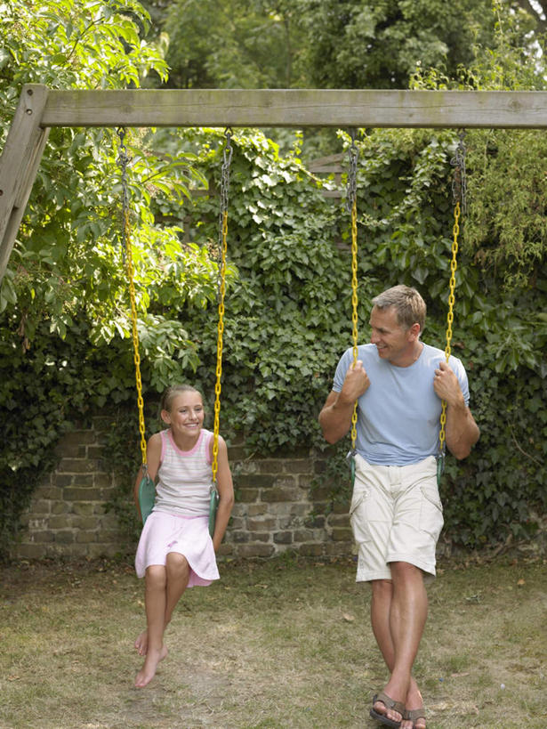 西方人,儿童,两个人,家庭,父亲,女儿,栏杆,坐,竖图,室外,白天,正面,游戏,纯洁,植物,欧洲,欧洲人,握,摇摆,阴影,服装,光线,影子,围栏,玩,注视,休闲装,娱乐,护栏,树,树木,两个,小孩,衣服,绿色,阳光,自然,秋千,荡秋千,观察,看,休闲,温暖,温馨,父女,一家人,休闲服,父爱,可爱,童年,童趣,握着,服饰,生长,成长,观看,活动,和睦,察看,关注,摇晃,童真,烂漫,无邪,天真,男人,男性,女孩,中年男性,白种人,孩子,年轻人,玩耍,嬉戏,坐着,半身,彩图,融洽,女生