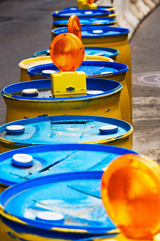 无人,竖图,室外,白天,正面,照明,一排,许多,阴影,朦胧,模糊,整齐,反射,桶,影子,塑料,灯光,灯,排列,黄色,容器,塑料制品,灯具,建筑工地,射灯,储藏,塑料桶,照亮,照明设备,储存,队列,地盘,建筑地盘,施工地盘,彩图,工地,贮存,油桶