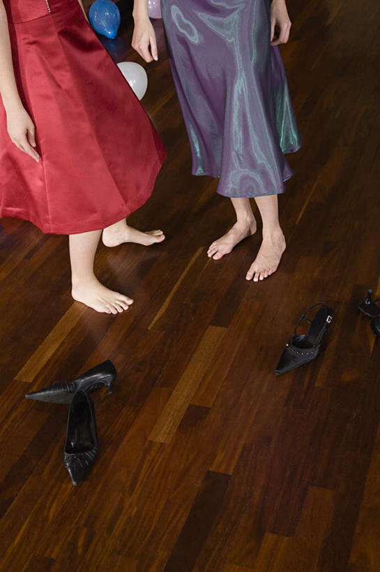 西方人,两个人,伙伴,朋友,站,竖图,俯视,室内,白天,高跟鞋,晚礼服,时尚,友谊,地板,鞋子,欧洲,欧洲人,地面,木地板,站着,时髦,燕尾服,时兴,友情,年轻女性,女人,女性,白种人,站立,半身,彩图,高角度拍摄,晚宴服,舞会服,洋服,洋装,夜礼服