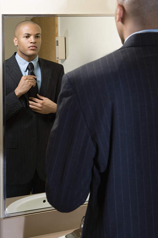 西方人,一个人,商务人士,商务男性,站,竖图,室内,白天,衬衫,镜子,卫生间,洗手间,欧洲,非洲,黑人,欧洲人,仅一个男性,仅一个人,握,套装,水槽,墙,领带,拿,拿着,注视,水斗,墙壁,墙面,仅一个年轻男性,背面,观察,看,站着,握着,观看,整理,镜像,察看,象征,庄重,镜面,关注,商务装,身份,收拾,工薪阶层,正式,地位,整顿,清算,男人,男性,年轻男性,非洲人,白领,上班族,厕所,站立,半身,彩图,衬衣