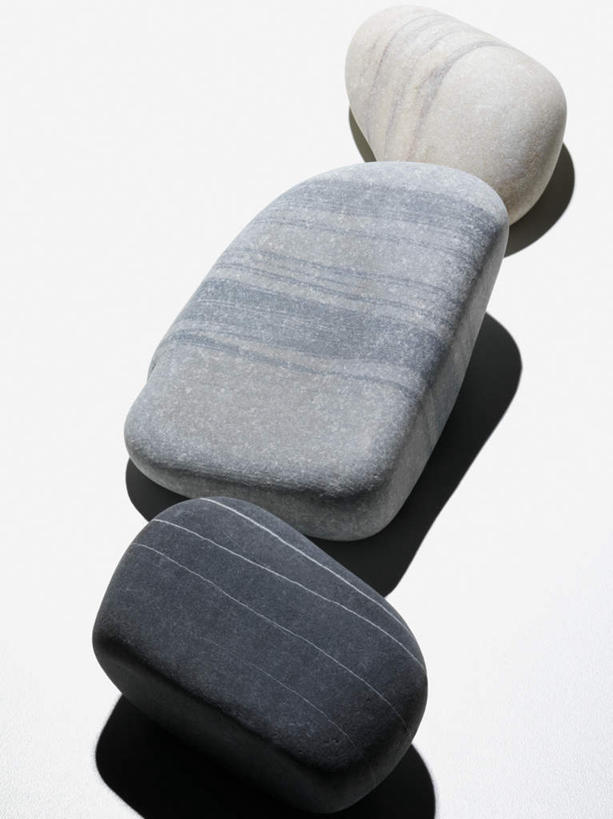 无人,竖图,俯视,室内,特写,白天,白色背景,石头,静物,三块,一排,阴影,整齐,反射,石子,影子,排列,鹅卵石,摄影,影棚,队列,按摩石,石块,彩图,高角度拍摄,影棚拍摄,拍摄