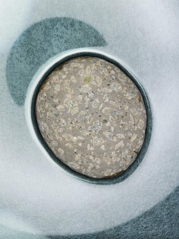 无人,竖图,俯视,室内,特写,白天,石头,水,阴影,漂浮,飘扬,反射,石子,水槽,液体,影子,飘落,饮用水,水斗,一个,矿泉水,鹅卵石,摄影,影棚,单个,下沉,降落,按摩石,蒸馏水,飘零,石块,彩图,高角度拍摄,影棚拍摄,拍摄