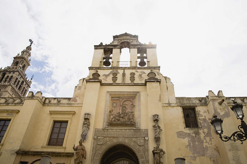 无人,教堂,横图,室外,白天,仰视,旅游,度假,名胜古迹,标志建筑,地标,建筑,路灯,照明,西班牙,欧洲,阴影,节日,朦胧,模糊,遗迹,光线,影子,云,云朵,灯光,云彩,古迹,文化,文物,娱乐,建设,古建筑,安达卢西亚,塞维利亚,塞维利亚大教堂,灯,蓝色,白云,蓝天,天空,阳光,天,祈祷,享受,休闲,健康,旅游胜地,放松,许愿,宗教,信仰,晴朗,纪念,祈求,照亮,基督教,照明设备,南欧,天主教,安达鲁西亚,信念,古文明,首府,西班牙王国,安达卢西亚自治区,平安,晴空,彩图,低角度拍摄,大教堂,礼拜堂