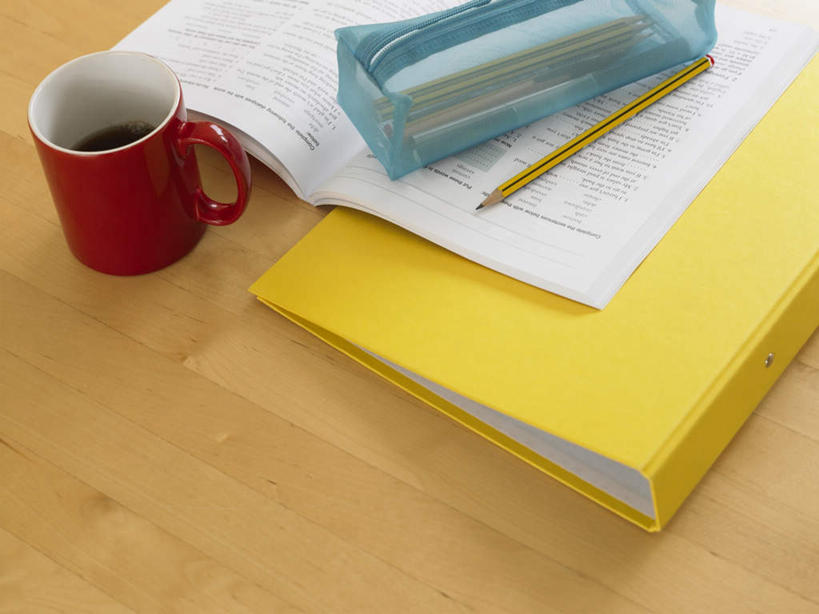 咖啡,无人,横图,俯视,室内,特写,白天,幸福,桌子,杯子,许多,朦胧,模糊,英文,笔,标志,瓷器,文字,字符,字母,办公用品,记事本,咖啡杯,陶瓷制品,娱乐,标识,书桌,文具,饮料,排列,一个,黄色,红色,本子,笔袋,笔记本,课桌,学习用品,享受,休闲,温馨,放松,乐趣,单个,英文字母,文具用品,提神,舒适,瓷杯,醒脑,文件架,资料架,软饮料,摆列,文件框,文件座,资料档,资料座,彩图,高角度拍摄,布列,分列