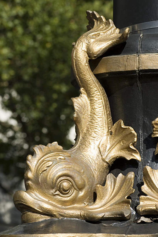 无人,竖图,室外,特写,白天,正面,度假,美景,植物,城市风光,城市,雕塑,英国,欧洲,一条,朦胧,模糊,艺术,装饰,金鱼,鱼,雕刻,雕像,景观,注视,娱乐,鱼类,英格兰,树,树木,绿色,自然,工艺品,观察,看,趴着,享受,休闲,金色,景色,放松,生长,成长,观看,纪念,美术,察看,西欧,关注,主题,大不列颠,陈列,大不列颠及北爱尔兰联合王国,功能,美学,观赏鱼,金鲫鱼,大不列颠联合王国,日不落英帝国,漆雕,英吉利,趴,彩图