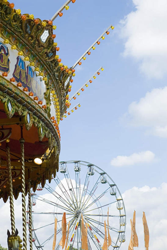 无人,游乐园,竖图,室外,白天,仰视,度假,游戏,美景,城市风光,城市,游乐场,阴影,光线,影子,景观,云,云朵,摩天轮,玩,云彩,娱乐,蓝色,白云,蓝天,天空,阳光,天,享受,休闲,旋转木马,景色,放松,游乐设施,晴朗,活动,发泄,消遣,智力,木马,费里斯大转轮,宣泄,乐园,游艺设施,晴空,玩耍,嬉戏,彩图,低角度拍摄