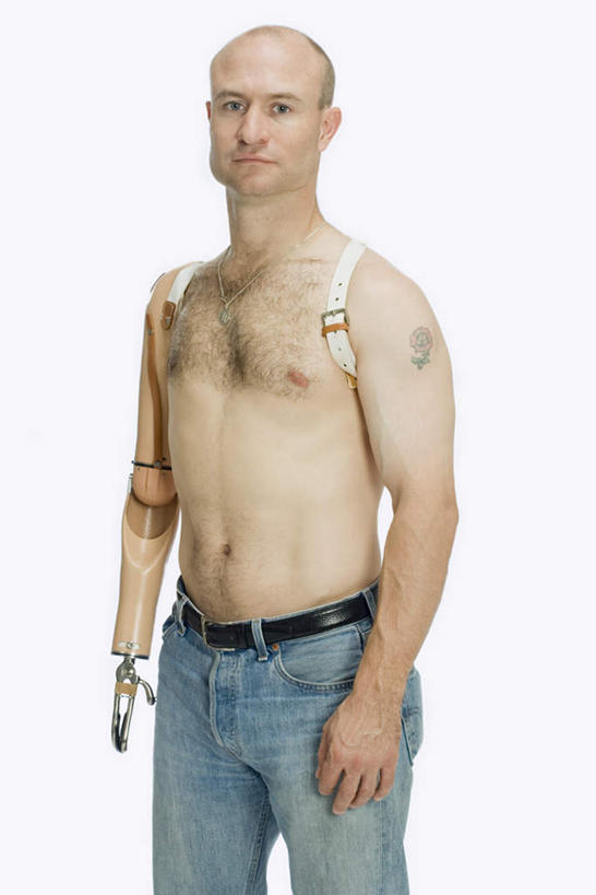 西方人,一个人,病人,站,竖图,室内,白天,白色背景,正面,欧洲,欧洲人,仅一个男性,仅一个人,阴影,裤子,反射,工具,影子,注视,牛仔裤,腰带,仅一个年轻男性,复健,观察,看,站着,康复,器械,摄影,影棚,观看,背带,皮带,察看,医疗设备,关注,医疗器械,残疾,残疾人,医疗工具,假肢,义肢,伤残,配饰,辅助设备,残障,弱势群体,裤带,男人,男性,年轻男性,白种人,患者,就医者,站立,半身,彩图,影棚拍摄,拍摄