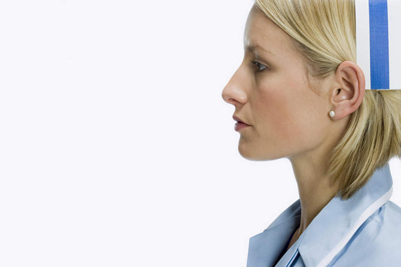 西方人,脸,头,脸颊,头发,一个人,护士,站,横图,室内,特写,白天,白色背景,侧面,工作服,制服,帽子,欧洲,欧洲人,仅一个年轻女性,仅一个女性,仅一个人,服装,注视,肩膀,衣服,蓝色,耳环,观察,看,站着,金色,摄影,服饰,影棚,观看,察看,护士帽,白衣天使,衣着,穿着,关注,耳饰,工作制服,衣饰,年轻女性,女人,女性,白种人,头部,脸部,脸蛋,面部,站立,半身,彩图,影棚拍摄,工作套服,拍摄