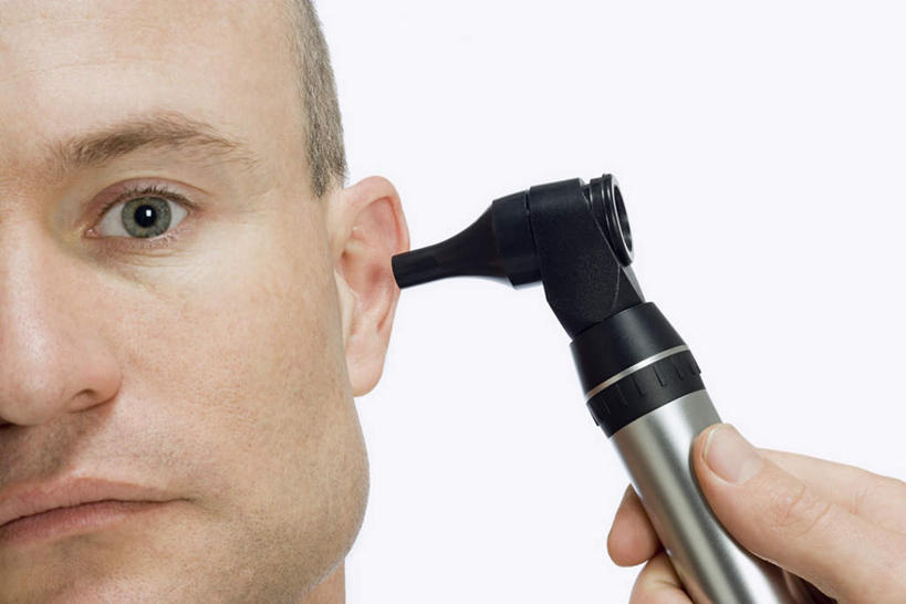 西方人,脸,头,脸颊,手,一个人,横图,室内,特写,白天,白色背景,正面,欧洲,欧洲人,仅一个男性,仅一个人,仅一个中年男性,握,拿,拿着,注视,观察,看,手部,握着,摄影,影棚,观看,单手,察看,关注,耳镜,男人,男性,中年男性,白种人,头部,脸部,脸蛋,面部,半身,彩图,影棚拍摄,拍摄