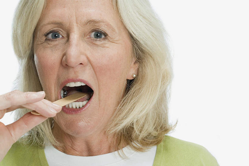 西方人,脸,头,脸颊,手,一个人,横图,室内,特写,白天,白色背景,正面,欧洲,欧洲人,仅一个女性,仅一个人,握,服装,拿,拿着,注视,休闲装,肩膀,衣服,观察,看,张嘴,休闲,手部,休闲服,握着,摄影,服饰,仅一个老年女性,影棚,观看,单手,察看,关注,张大嘴巴,压舌板,老年女性,女人,女性,白种人,头部,脸部,脸蛋,面部,张开嘴,半身,彩图,影棚拍摄,拍摄