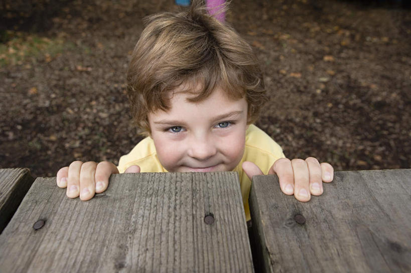 西方人,儿童,一个人,横图,俯视,室外,白天,游戏,纯洁,叶子,椅子,欧洲,欧洲人,仅一个男性,仅一个人,服装,木椅,枯叶,落叶,玩,注视,休闲装,娱乐,小孩,衣服,观察,看,仅一个小孩,休闲,休闲服,可爱,童年,童趣,搭,服饰,观看,活动,察看,捉迷藏,搭着,发泄,关注,消遣,智力,童真,烂漫,无邪,宣泄,天真,男孩,男人,男性,白种人,孩子,叶,叶片,玩耍,嬉戏,半身,彩图,高角度拍摄,男生