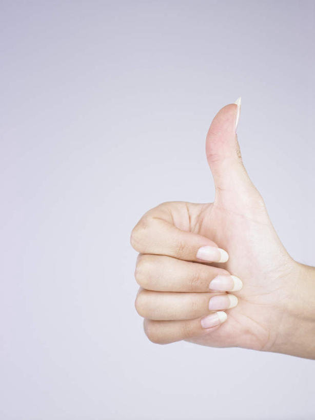 西方人,手,竖图,室内,特写,白天,白色背景,正面,智慧,欧洲,欧洲人,突出,称赞,表扬,手势,手部,竖,摄影,影棚,翘,单手,高,夸奖,优秀,好,妙,顺利,出色,超群,杰出,卓越,奇妙,聪明,白种人,大拇指,半身,彩图,影棚拍摄,拍摄