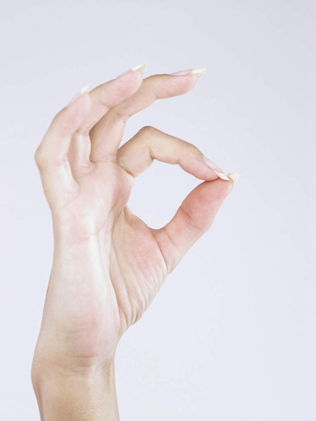 西方人,手,一个人,举,竖图,室内,特写,白天,白色背景,正面,满意,胜利,欧洲,欧洲人,仅一个年轻女性,仅一个女性,仅一个人,手势,托,手部,同意,ok手势,摄影,影棚,单手,年轻女性,女人,女性,白种人,举起,举手,举着,向上举,向上伸,向上托,半身,彩图,影棚拍摄,拍摄,同意手势