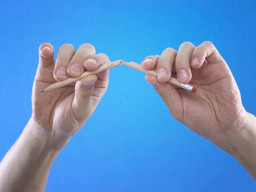 西方人,手,一个人,横图,室内,特写,白天,正面,欧洲,欧洲人,仅一个男性,仅一个人,握,蓝色背景,笔,办公用品,拿,拿着,破坏,破损,文具,仅一个年轻男性,铅笔,学习用品,手部,握着,摄影,影棚,文具用品,损坏,受伤,男人,男性,年轻男性,白种人,半身,彩图,影棚拍摄,拍摄