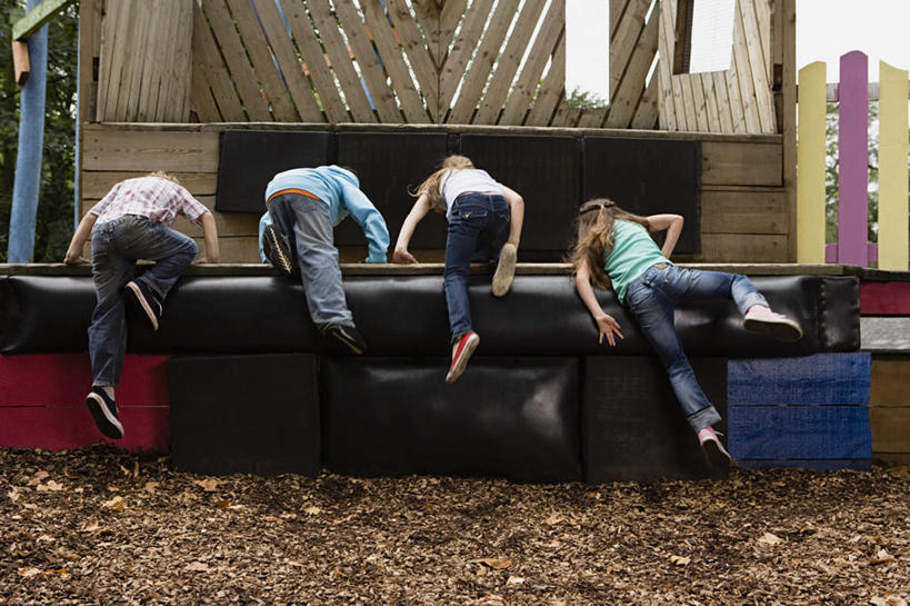 西方人,儿童,四个人,伙伴,朋友,攀登,横图,室外,白天,游戏,友谊,纯洁,叶子,欧洲,非洲,黑人,欧洲人,服装,裤子,枯叶,落叶,玩,牛仔裤,休闲装,娱乐,小孩,背面,衣服,休闲,休闲服,可爱,童年,童趣,服饰,活动,发泄,消遣,智力,童真,烂漫,无邪,宣泄,天真,友情,男孩,男人,男性,女孩,女人,女性,白种人,非洲人,叶,叶片,攀爬,玩耍,嬉戏,彩图,全身,攀缘,男生,女生