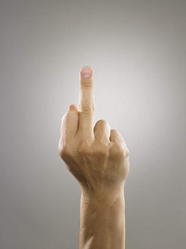 西方人,中指,一个人,竖图,室内,特写,白天,正面,欧洲,欧洲人,仅一个男性,仅一个人,指,灰色背景,墙,方向,墙壁,墙面,仅一个年轻男性,灰色,手势,向上,竖,摄影,影棚,翘,指向,鄙视,挑衅,藐视,讽刺,蔑视,嘲笑,人身攻击,男人,男性,年轻男性,白种人,半身,彩图,影棚拍摄,拍摄