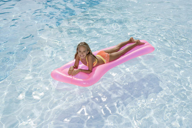 西方人,儿童,一个人,笑,微笑,露齿笑,横图,俯视,室外,白天,泳装,比基尼,纯洁,船,欧洲,欧洲人,仅一个女性,仅一个人,一艘,握,阴影,光线,影子,注视,小孩,粉色,阳光,交通工具,观察,看,趴着,仅一个小孩,可爱,童年,童趣,握着,观看,察看,关注,载具,童真,气垫船,烂漫,无邪,天真,女孩,女人,女性,白种人,孩子,趴,彩图,高角度拍摄,全身,三点式,泳衣,女生