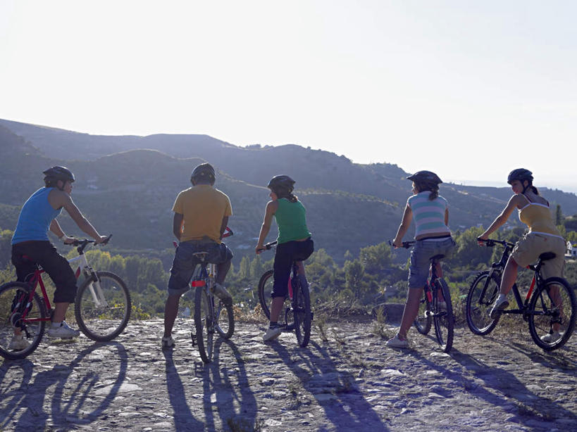 西方人,伙伴,朋友,横图,室外,白天,友谊,草地,草坪,山,山脉,植物,自行车,帽子,欧洲,非洲,黑人,欧洲人,五个人,握,阴影,服装,光线,头盔,影子,山峰,山峦,许多人,注视,休闲装,车,脚踏车,草,骑,背面,衣服,蓝色,绿色,蓝天,天空,阳光,安全帽,交通工具,群山,天,观察,看,一群人,骑车,休闲,休闲服,握着,服饰,晴朗,观看,察看,关注,载具,万里无云,五辆,五顶,友情,男人,男性,年轻男性,年轻女性,女人,女性,白种人,非洲人,晴空,晴空万里,彩图,全身