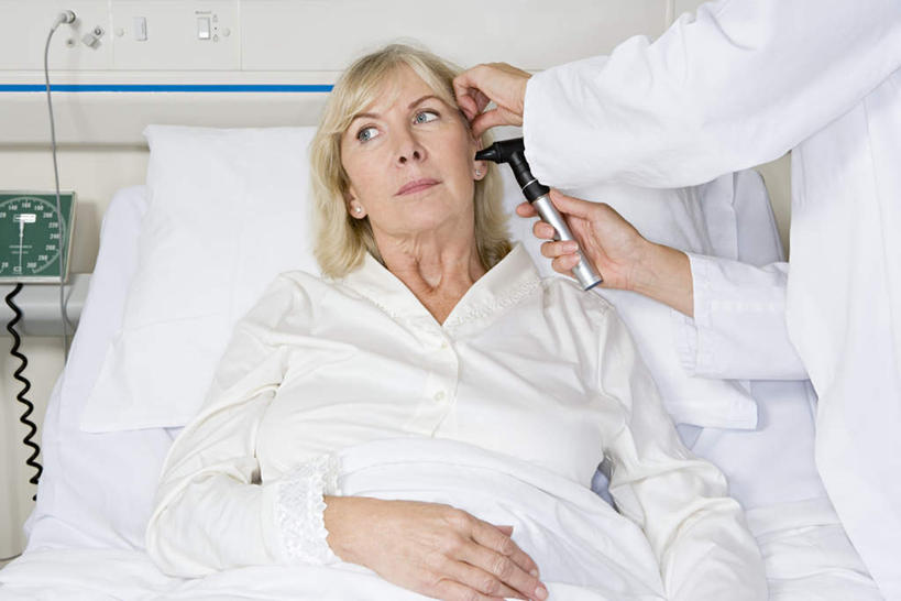 西方人,两个人,医生,病人,医院,站,躺,横图,室内,白天,正面,工作服,制服,床,欧洲,欧洲人,握,检查,墙,床单,注视,被子,墙壁,墙面,一个,白色,病床,观察,看,站着,医护人员,医疗人员,握着,单人床,单个,观看,察看,被单,关注,耳镜,医疗机构,病号服,工作制服,卧着,老年女性,女人,女性,白种人,大夫,患者,就医者,躺着,卧,站立,半身,彩图,工作套服,病院,诊所