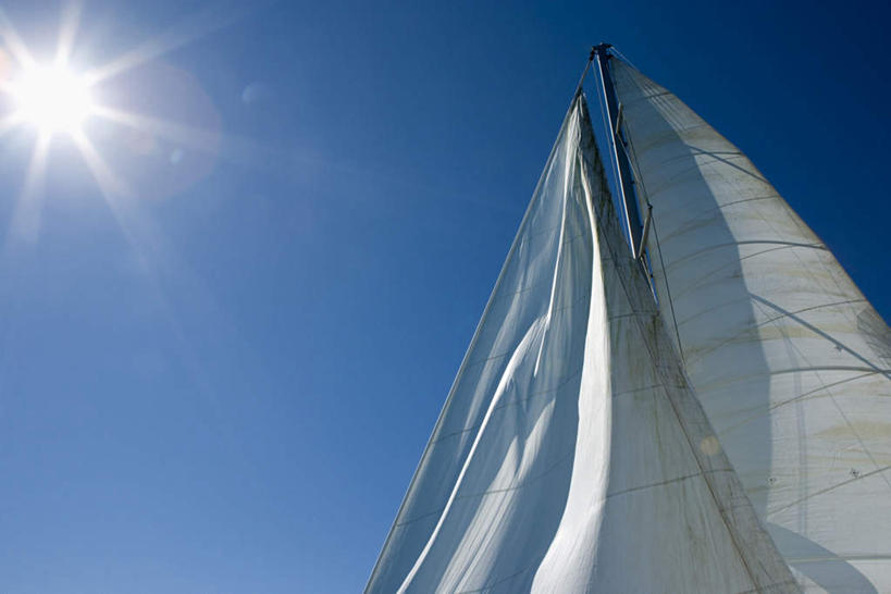 帆船,无人,横图,室外,特写,白天,仰视,船,一艘,阴影,光线,影子,蓝色,蓝天,天空,阳光,交通工具,天,晴朗,载具,万里无云,晴空,晴空万里,彩图,低角度拍摄