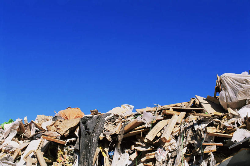 无人,横图,室外,白天,仰视,加拿大,废弃,阴影,堆积,光线,影子,垃圾,蓝色,蓝天,天空,阳光,天,肮脏,晴朗,垃圾场,北美,北美洲,美洲,丢弃,邋遢,收集,万里无云,北亚美利加洲,亚美利加洲,魁北克省,龌龊,污秽,晴空,晴空万里,彩图,低角度拍摄