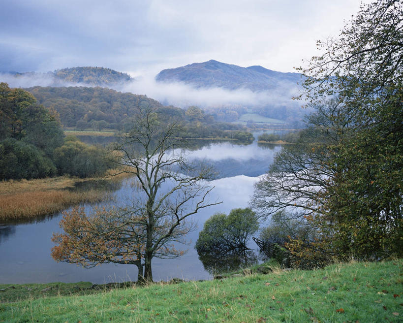 无人,公园,横图,室外,白天,正面,旅游,度假,草地,草坪,湖,湖泊,石头,美景,山,山脉,水,植物,雾,英国,欧洲,阴影,朦胧,模糊,光线,石子,影子,湖面,景观,山顶,山峰,水流,水面,云,云朵,山峦,云彩,娱乐,英格兰,草,树,树木,蓝色,绿色,白云,倒影,蓝天,天空,阳光,自然,湖水,群山,天,享受,休闲,景色,放松,生长,晴朗,成长,迷雾,倒映,国家公园,西欧,自然风光,大不列颠,沉积岩,大不列颠及北爱尔兰联合王国,大不列颠联合王国,日不落英帝国,颠峰,极峰,反照,英吉利,水成岩,湖区国家公园,英国湖区国家公园,石块,岩石,大雾,晴空,彩图