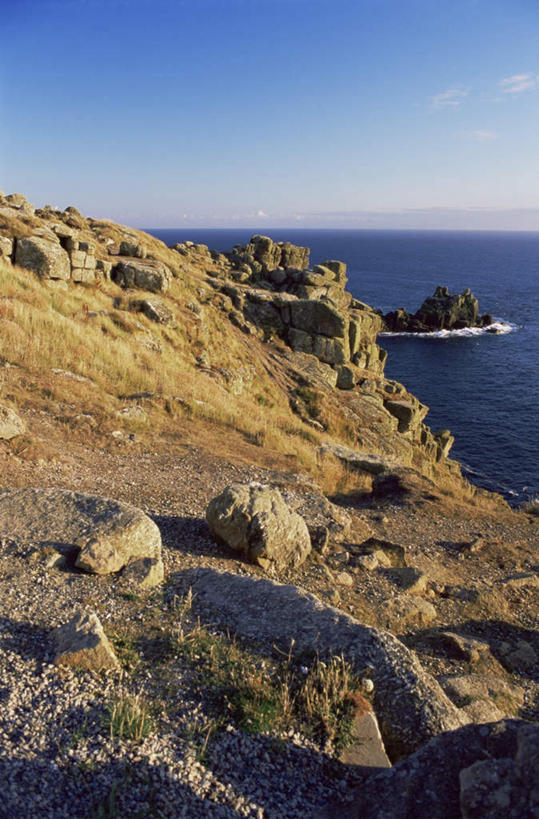 无人,竖图,室外,白天,正面,旅游,度假,海浪,海洋,石头,美景,沙滩,山,山脉,植物,英国,欧洲,阴影,枯萎,光线,沙子,石子,影子,海岸,景观,浪花,山顶,山峰,水平线,云,云朵,辽阔,枯草,海平线,沙地,山峦,云彩,娱乐,草,黄色,蓝色,白云,蓝天,天空,阳光,自然,海水,群山,天,享受,休闲,广阔,景色,放松,晴朗,一望无际,西欧,自然风光,大不列颠,海景,沉积岩,大不列颠及北爱尔兰联合王国,大不列颠联合王国,日不落英帝国,无边无际,一马平川,颠峰,极峰,康沃尔,康沃尔郡,兰兹角,水成岩,大海,风浪,海,海水的波动,海滩,近岸浪,石块,岩石,涌浪,晴空,彩图,水天相接,水天一线