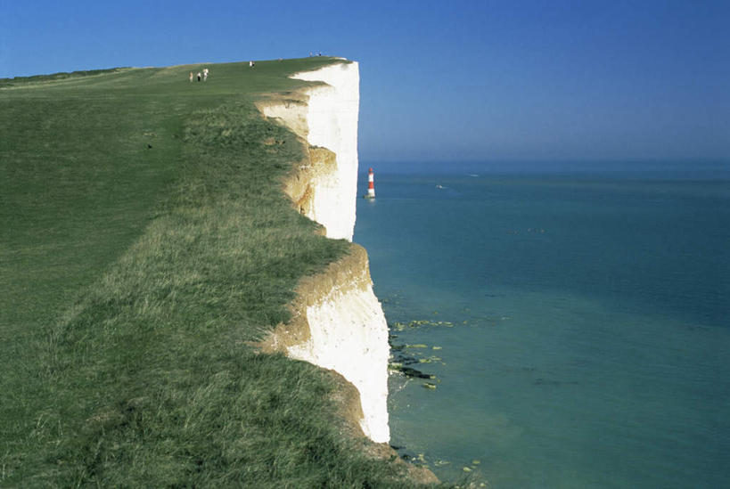 无人,横图,室外,白天,正面,旅游,度假,草地,草坪,海浪,海洋,石头,美景,山,山脉,植物,道路,英国,欧洲,阴影,光线,信息,石子,影子,景观,浪花,山顶,山峰,水平线,悬崖,辽阔,灯塔,交通,海平线,山峦,方向,娱乐,英格兰,草,蓝色,绿色,蓝天,天空,阳光,自然,海水,群山,天,享受,休闲,广阔,景色,放松,晴朗,引导,指引,一望无际,西欧,自然风光,大不列颠,海景,沉积岩,大不列颠及北爱尔兰联合王国,万里无云,绝壁,大不列颠联合王国,日不落英帝国,航标,无边无际,一马平川,颠峰,极峰,萨塞克斯,萨塞克斯郡,苏塞克斯,水成岩,西萨塞克斯郡,大海,风浪,海,海水的波动,近岸浪,石块,岩石,涌浪,晴空,晴空万里,彩图,水天相接,水天一线,导航